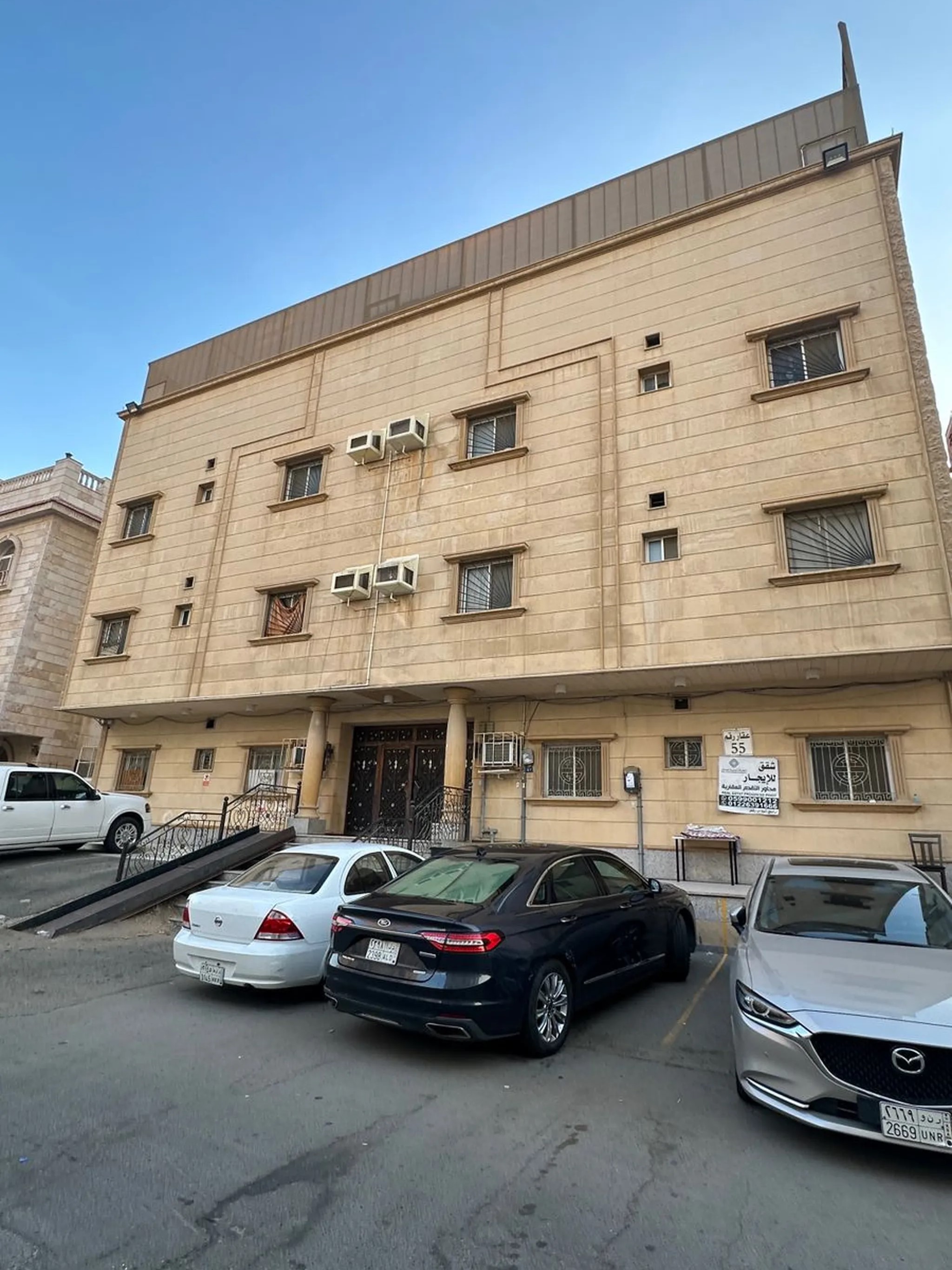#غرفة مفروشة بمدخل جانبي وحمام خاص ومطبخ داخلي