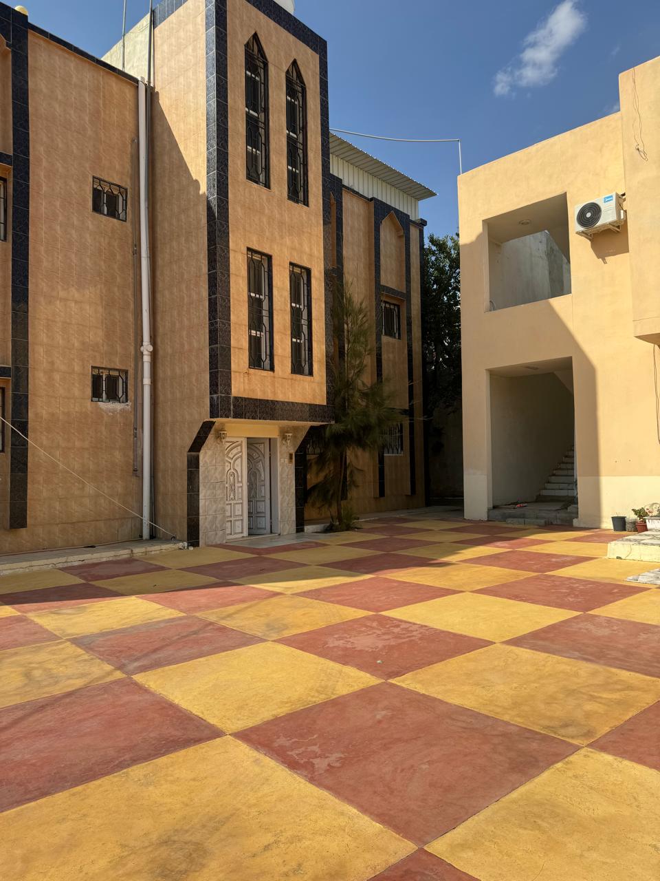 للبيع عمارة دورين وبيت دور مع شقة علويه ومزرعة